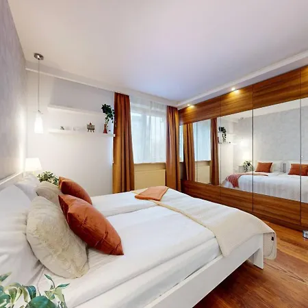 Modern Living With Garden And Parking ורשה