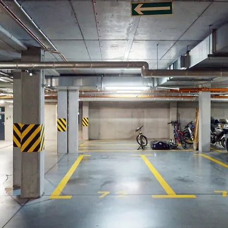 Modern Living With Garden And Parking דירה ורשה