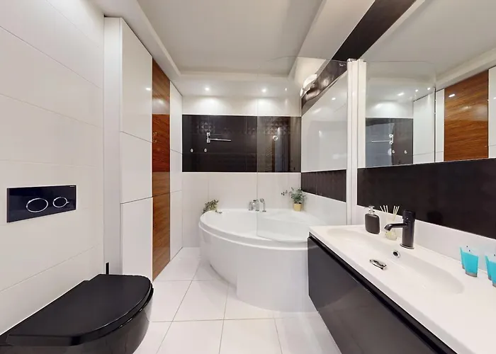 Modern Living With Garden And Parking ורשה