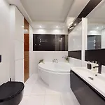 Modern Living With Garden And Parking Warszawa