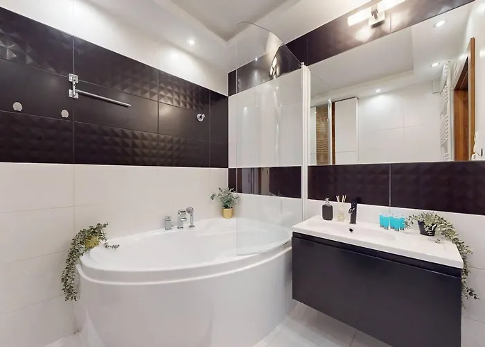 Modern Living With Garden And Parking ワルシャワ