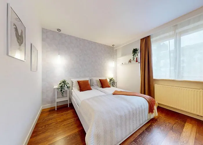 Modern Living With Garden And Parking Warsaw