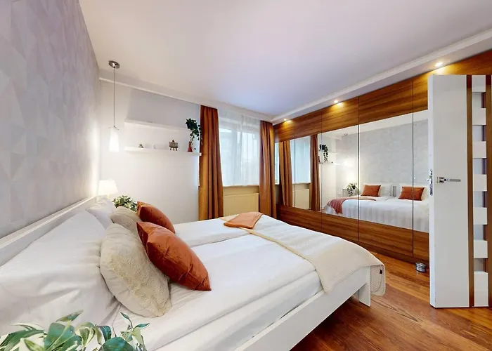 Modern Living With Garden And Parking ワルシャワ